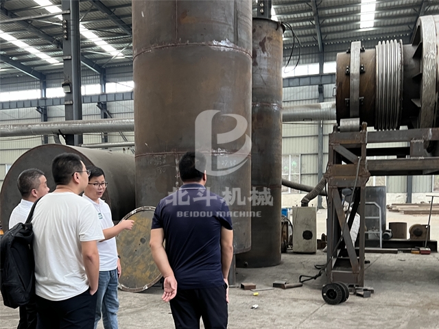 客戶在車間考察生物質連續(xù)炭化爐