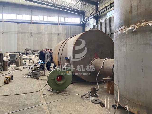 河北客戶觀看核桃殼炭化爐制造現場